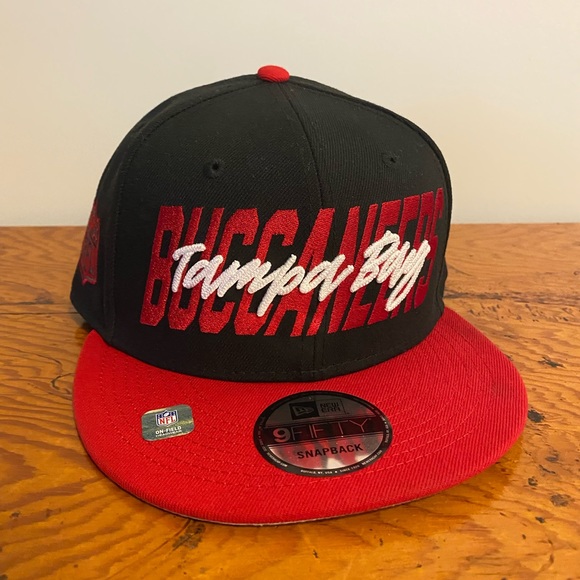 New Era 9Fifty NFL Tampa Bay Buccaneers 2022 Draft Black/Red Snapback - Picture 1 of 3